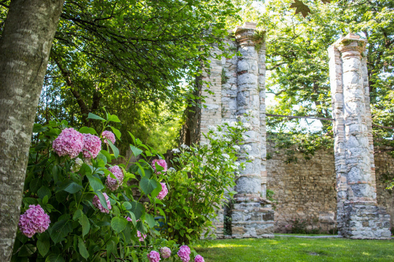 Un'immersione nel fascino di un antico castello e dei suoi giardini, per scoprire artigianato e vivaismo di nicchia, in tutta sicurezza.