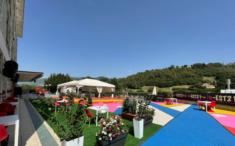 ARCA Street Art Hotel, in collaborazione con Red Zone, inaugura “EST21”, il Giardino Contemporaneo della struttura con una serie di eventi dedicati alle opere degli Street Artists più famosi, fra spettacoli, buon cibo e tanta musica.