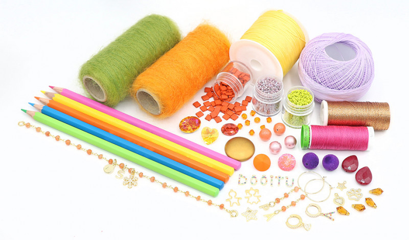 L'e-commerce di riferimento per gli appassionati di fai-da-te creativo presenta la sua nuova piattaforma. Un contenitore sempre più ricco, dove acquistare materiali per qualsiasi tipo di hobby creativo: perline, cristalli, minuterie, filati, tessuti, resine, coloranti, strumenti per il cucito, il disegno e il bricolage.