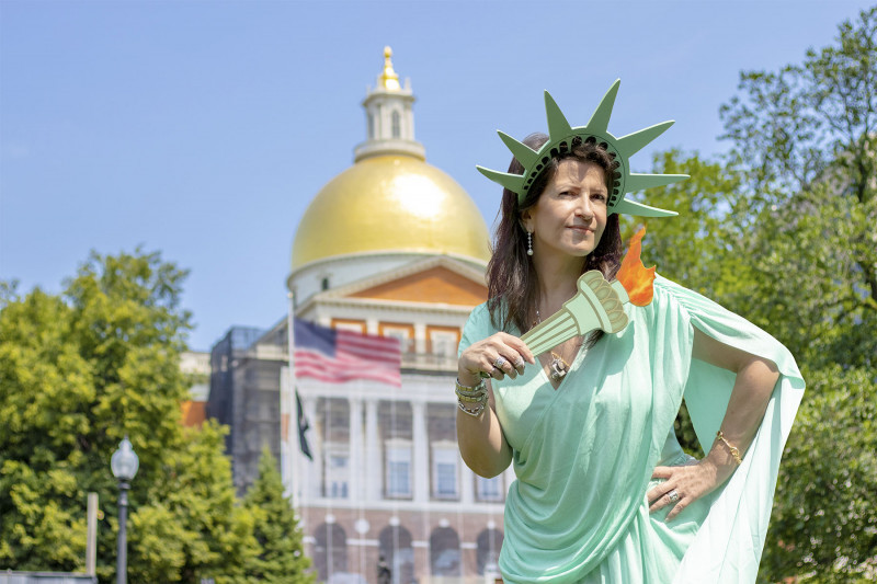 Milena Origgi, nota come Mylena Vocal Coach e creatrice del metodo Inborn Voice, è la prima Italiana nel mondo ad ottenere la “Green Card dei geni” da parte degli Stati Uniti d’America che hanno riconosciuto ufficialmente le sue “abilità straordinarie” nel campo della formazione e consapevolezza vocale professionale.