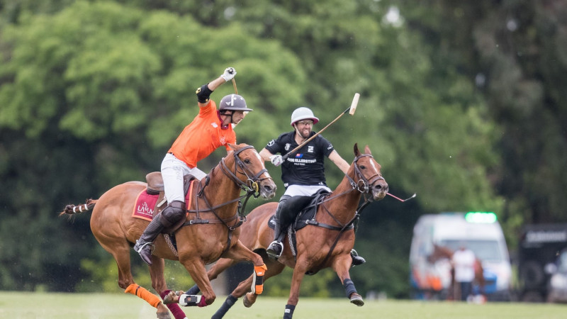 Durante i mesi di ottobre, novembre e dicembre si svolge in Argentina la stagione del polo. Secondo fonti dell'Istituto Nazionale per la Promozione Turistica (INPROTUR), la tripla corona riunisce gli Open di Tortugas, Hurlingham e Palermo, quest'ultimo il più importante e preferito sia dai turisti che dagli stessi protagonisti; offre un'esperienza impareggiabile in quanto espone in tutto il mondo la migliore versione di questo sport, con protagonisti i giocatori più importanti. Inoltre, è completata da uno spettacolo fuori dal campo, il che rende le giornate un'attrazione da provare.