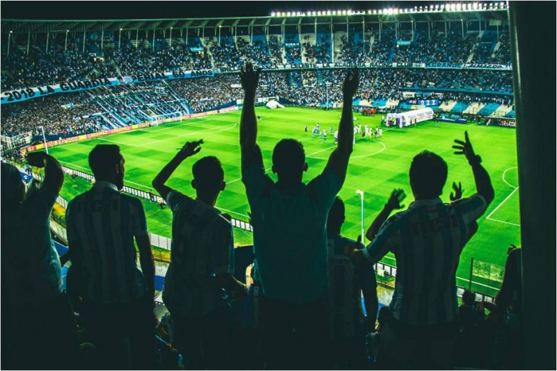 Il calcio in Argentina è un affare serio. Ci sono diverse categorie: i fan, i seguaci e quelli che, pur non essendo interessati, ce l’anno sempre intorno, che sia per un amico, o un familiare, ecc... È sempre presente, indirettamente o direttamente, ed è uno stile di vita per chi lo pratica e lo osserva che genera molto intrigo agli occhi degli stranieri.