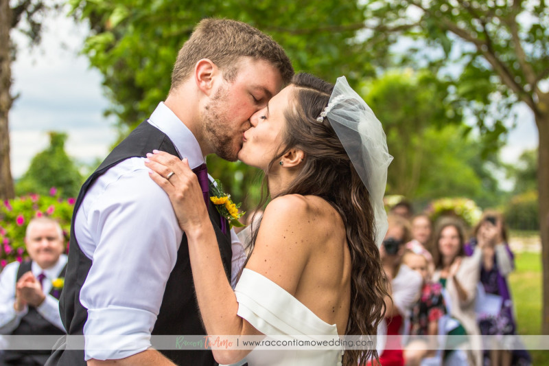 Tutti dicono che l’amore non ha confini, ma la realtà è che oggi una coppia non convenzionale deve lottare per farsi accettare. Nascosti sotto l’apparente gioia dei preparativi del matrimonio covano conflitti, preconcetti e scetticismo. Grazie a un testo scritto appositamente per la coppia è possibile però trasformare la cerimonia nuziale in un gesto di amore e libertà, il primo passo perché la nuova famiglia sia accolta e accettata nella società.