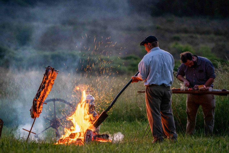 L'asado è una parte essenziale dell'identità argentina. Asado significa riunione, famiglia, amici e, naturalmente, cibo. L'asado è lunghe chiacchierate, risate, un modo argentino di condividere, di festeggiare, di essere in comunità. Asado significa godersi l'arte e la generosità dell’asador, di colui o colei che lo prepara.  Fatti tentare dalla tentazione della brace argentina.