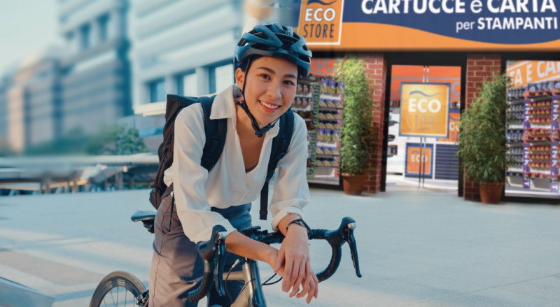 Dall'11 al 26 marzo 2022 Eco Store regala un albero di cacao a chi si fa una foto in sella alla bici (o a un monopattino) in uno dei 300 negozi della catena.