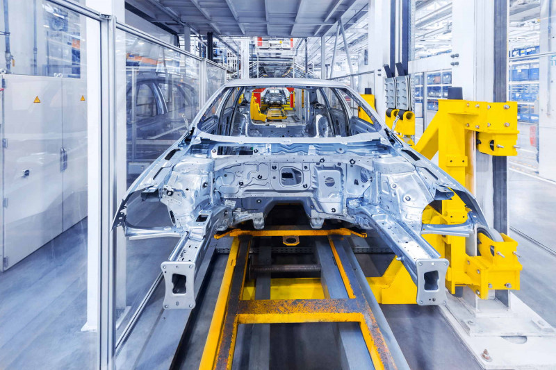 Gli avvenimenti degli ultimi giorni in Ucraina producono un impatto importante su tantissimi comparti industriali, tra i quali quello automotive, già provato dal blocco delle catene produttive post Covid. In base agli studi di EQUS Italia, la prima Digital Warranty Company in Europa, avremo conseguenze già dal mese di marzo con una contrazione degli ordini di almeno il 20% rispetto all'anno precedente, già infelice. Una potenziale batosta per gli operatori del settore, concessionari e rivenditori in primis, che potranno però mitigare le turolenze in arrivo adottando strategie tese a fidelizzare e tranquillizare i clienti.