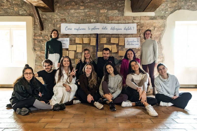 Dal 18 al 20 marzo si è svolto un esperimento sociale sull'uso della tecnologia a Villa Bissiniga sul Lago di Garda: un gruppo di influencers ha fatto un digital detox consegnando i propri smartphone in cassaforte per dedicarsi ad attività quali yoga, meditazione, workshop di benessere digitale e passeggiate nella natura. L'obiettivo dell'esperimento organizzato dalla psicologa Monica Bormetti e dall'insegnante di yoga Stefania Clementi era analizzare come un gruppo di persone che lavora sui social media avrebbe reagito ad un'esperienza di detox dal digitale. I risultati mostrano che prendersi anche solo un paio di giorni di stacco dalla tecnologia porta benefici a vari livelli: aumento della qualità del sonno, permette di vivere delle relazioni più intense con le persone intorno a sé e di fare chiarezza nei propri pensieri.