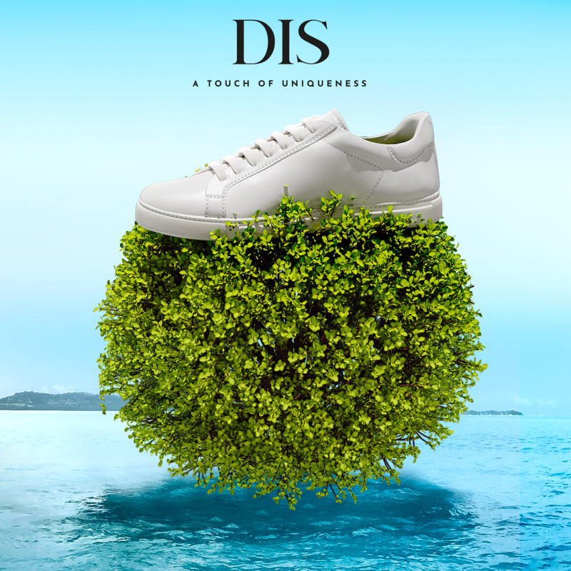 Dal 14 al 17 giugno 2022 si svolgerà il Pitti Immagine Uomo a Firenze. DIS introduce Sustainable Island, un luogo in cui l’ambiente fisico e quello virtuale si incontrano per dare vita a collezioni realizzate con materiali innovativi e biodegradabili, con l’obiettivo di restituire alla terra le risorse che vengono prese in prestito. La sneaker “Terra” è realizzata a filiera corta, per una produzione 100% made in Italy. I materiali utilizzati permettono alla scarpa di biodegradarsi già al 90% dopo 180 giorni una volta smaltita.Il cliente vivrà un'esperienza d'acquisto coinvolgente, grazie al 3D viewer integrato sulla pagina web e con l'AR (Realtà Aumentata) sarà possibile visualizzare la calzatura nello spazio circostante. Durante i giorni della manifestazione sarà allestita al Padiglione Centrale Salone Alfa presso lo stand 11 del brand DIS una postazione per il “Virtual Try On” (indossato virtuale): sarà infatti possibile indossare virtualmente ai piedi le calzature grazie alla realtà aumentata  prima di acquistarle.