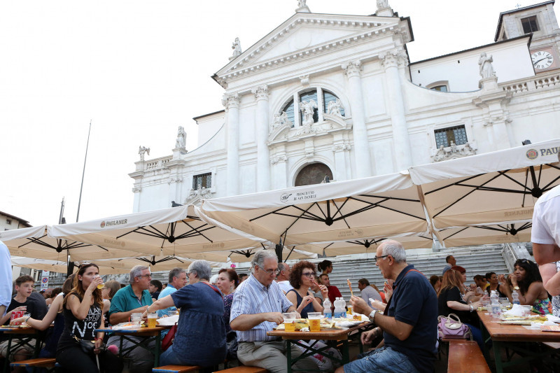 Dal 26 al 29 agosto 2022 è in programma a San Daniele del Friuli la festa del prosciutto. Ad aprire la kermesse Eleonora Boi e Filippo Ferraro.  Tra gli eventi in calendario buona parte degli appuntamenti risultano quasi esauriti. Ultimi posti disponibili per le visite guidate nei prosciuttifici e ai pic-nic. Numerose le prenotazioni per i bus turistici e sold out delle strutture ricettive della zona.
