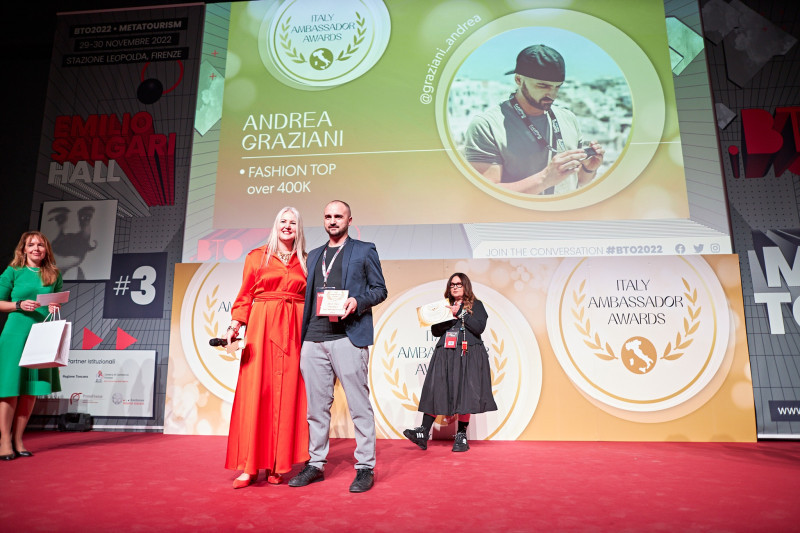 Andrea Graziani vince l’Italy Ambassador Awards, primo premio a livello mondiale per i migliori influencer e blogger che promuovono l’Italia sui social, durante il prestigioso BTO-Buy Tourism Online, evento annuale di riferimento sul turismo digitale, innovazione e formazione, dedicato nel 2022 al Metaturismo.