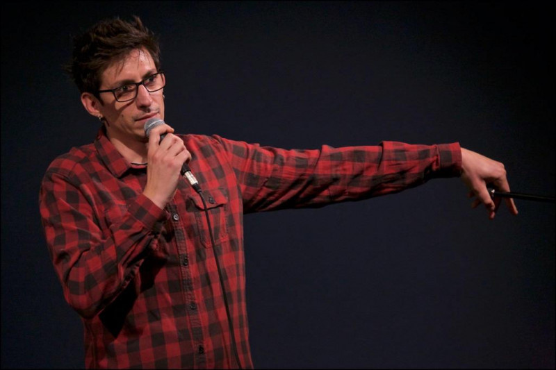 Il tono volutamente apatico non inganni: ci sarà da sconquassarsi dalle risate. Sul palco del nuovo tempio milanese della stand up comedy, soffia una ventata di aria fresca con un autore meneghino giovane, di età e anche di humor. La sua comicità unica, sospirata e sospirosa, ha incantato i giudici di Italia’s Got Talent. Una carriera fresca fresca e già costellata di premi e riconoscimenti. Con lui sul palco ci saranno anche Nicola Campostori al pianoforte e Andrea Nani “all’entrata”, entrambi coautori dello spettacolo.