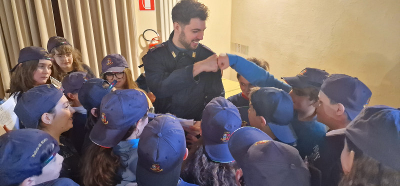 Revman celebra il 171° anniversario della fondazione della Polizia di Stato con gli studenti