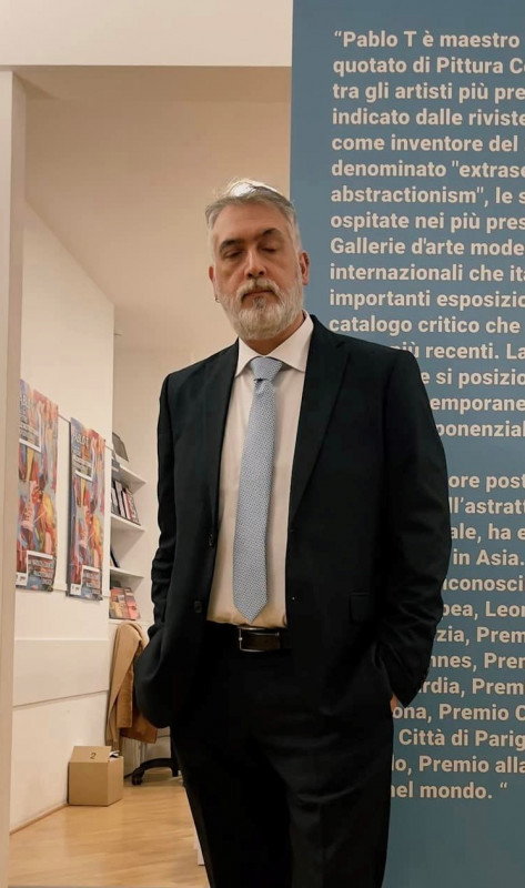 L'artista, dopo l'action painting e il dripping, avvia un nuovo ciclo artistico nella pittura astratta, rimodulando il concetto dell'arte moderna che si fondava esclusivamente sui linguaggi autonomi delle forme e dei colori, trasmutando quindi l'arte informale intesa prima come estraniazione dalla realtà circostante in inclusiva e intimistica, le cui fondamenta divengono l'urgenza di conoscere se stessi e le nostre più intime percezioni, senza l'ausilio, ormai obsoleto, della solo vista come traduzione dell'arte osservata, ma come attenta contemplazione dell'inconscio, dei significati e dei significanti, e di tutti quei fattori esterni comprensibili solo attraverso lo studio profondo della conoscenza, dell'intuizione e dei sensi ancestrali.