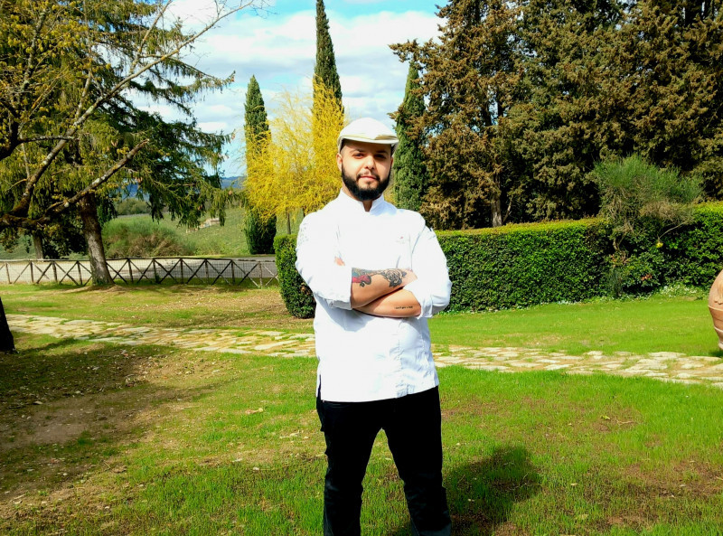 Viene dalla Sardegna Il Re della Pizza a Siena e si chiama Giuliano Spina Chef Mastro Pizzaiolo arrivato in Toscana nel Resort Stellato del gruppo Allianz contattato da Juan Camilo Quintero 2 stelle Michelen.