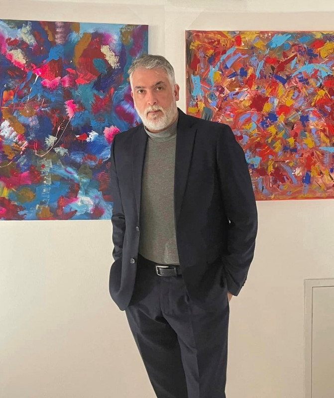 Finora era stata la vista il solo senso, dei cinque, per comprendere e riflettere sulla materia controversa della pittura astratta, declinata in centinaia di rielaborazioni. Da Kandinskij, De Kooning, Pollock negli Stati Uniti, solo per citarne alcuni, a Schifano, Manzoni, Castellani, Vedova, Burri e i maggiori maestri. Da poco, spicca un nuovo tentativo di guardare all'astrattismo con una nuova prospettiva più intima e soggettiva, attraverso Pablo T il pittore dell'astrattismo extrasensoriale, così come lo hanno definito. Cos'è? Un nuovo movimento artistico? Una nuova corrente pittorica? Di certo, è un nuovo modo di dipingere l'astrattismo e di consegnarlo ai fruitori. Lo spettatore, guardando un'opera del maestro, deve fermarsi a riflettere, deve interrogarsi interiormente, se vuole fare parte di questa nuova concezione artistica fortemente soggettiva e decisamente sperimentale.
