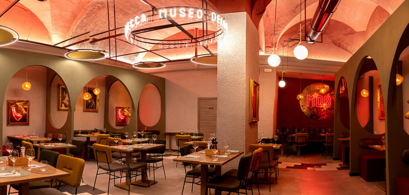 Aperto un nuovo ristorante dedicato agli amanti della carne dove mucche e vitelli sono i protagonisti (nel piatto ma anche nelle opere d'arte ispirate a quelle rinascimentali, vestite con abiti d'epoca in veri e propri ritratti incorniciati). Il luogo perfetto dove mangiare la bistecca alla fiorentina a Firenze.