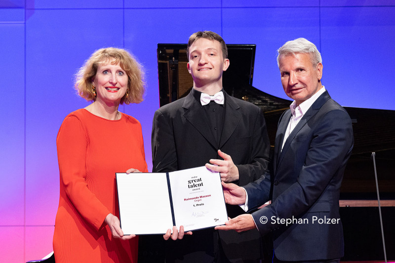 Raimondo Mazzon, talentuoso organista italiano, ha trionfato al concorso MDW Great Talent Award powered by Christian Zeller presso l'Università di Musica e Arti dello Spettacolo di Vienna. La sua straordinaria performance all'organo lo ha fatto emergere come vincitore, diventando il primo italiano a ricevere il titolo di miglior musicista dell'università. Il concorso, che si rivolge agli studenti della MDW, promuove l'eccellenza artistica e sostiene i giovani talenti emergenti. Mazzon ha dimostrato il suo innato talento musicale e la sua abilità interpretativa, aggiungendo un altro prestigioso riconoscimento alla sua carriera.