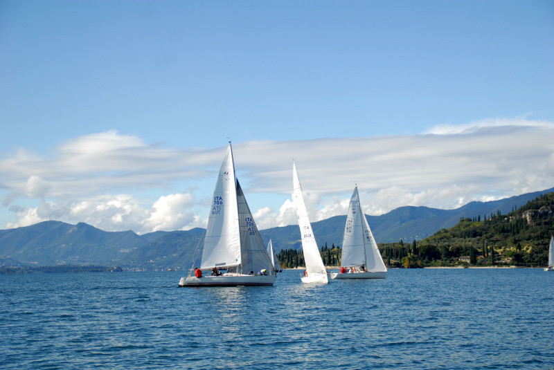 Il 21 ottobre si disputerà la terza edizione della competizione velica ispirata alla sostenibilità ambientale organizzata da BTS Biogas e dalla Lega Navale Italiana di Garda, con il patrocinio del Comune di Garda e dell’Associazione Plastic Free.Un giovane equipaggio di velisti si è aggiudicato lo scorso anno la seconda edizione della BTS Green Cup a bordo di “Sconquasso” dello skipper Lorenzo Ragnolini, dopo un testa a testa con “Pigreco” timonato dallo skipper Giacomo Martinelli.