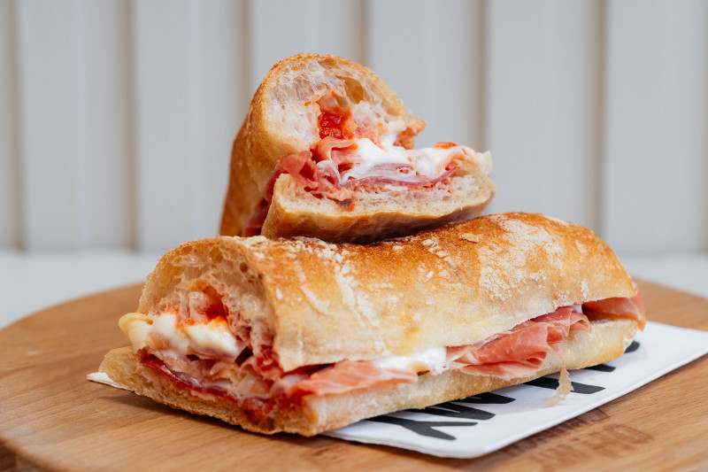 Oh My Crunch annuncia l'apertura di due nuovi esclusivi store a Milano, segnando un altro capitolo nella sua storia culinaria. Il concept mira a ribaltare il concetto tradizionale di panino e creare un ambiente unico ponendo una grande attenzione al design e alle collaborazioni con brand di moda e food. L'obbiettivo è far vivere agli intenditori un'esperienza culinaria che promette di essere indimenticabile.