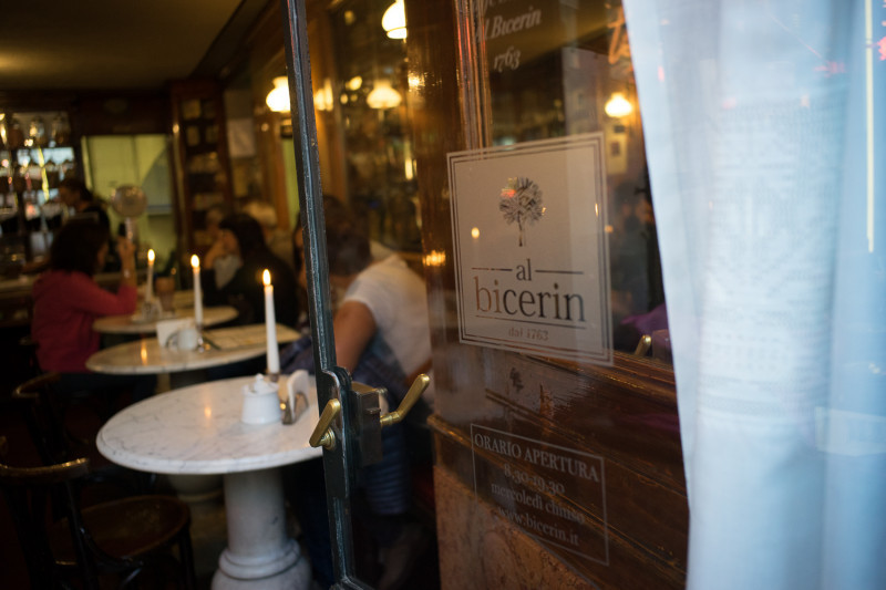 Caffè Al Bicerin: in arrivo una Befana 2024 d’eccezione Lo storico locale torinese prosegue una vecchia tradizione, a chiusura delle festività, con il taglio di un gianduiotto gigante offerto alla cittadinanza e con le maschere Gianduja e Giacometta della Famija Turinèisa. Appuntamento alle 15.00 del giorno dell’Epifania Sabato 6 gennaio 2024