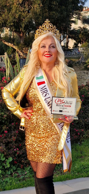 Paola Grossi Mrs Universe Italy 2022 e' stata premiata durante la settimana del festival di Sanremo in uno degli eventi collaterali al festival