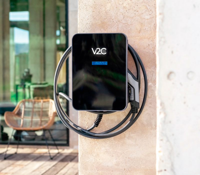 Il caricatore di V2C si distingue per la sua avanzata integrazione fotovoltaica, la connettività ai dispositivi intelligenti e il controllo dinamico della potenza wireless