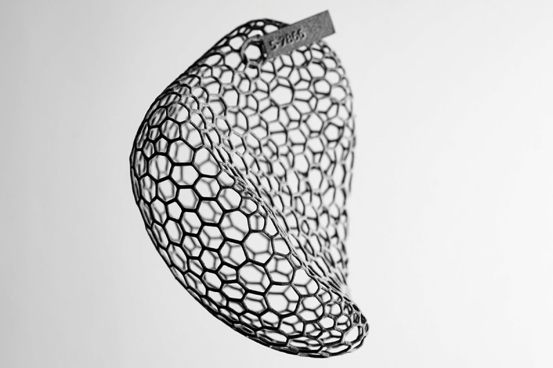 ONEBra lancia sul mercato una nuova linea di reggiseni personalizzati grazie alla stampa 3D della coppa basata sulla scansione del proprio seno. Dopo tre anni di ricerca e sviluppo e grazie alla collaborazione con Protolabs, l'azienda di Sofia Santi ha realizzato la prima linea ONEBra con materiali riciclabili e ora certificata anche come dispositivo medico.