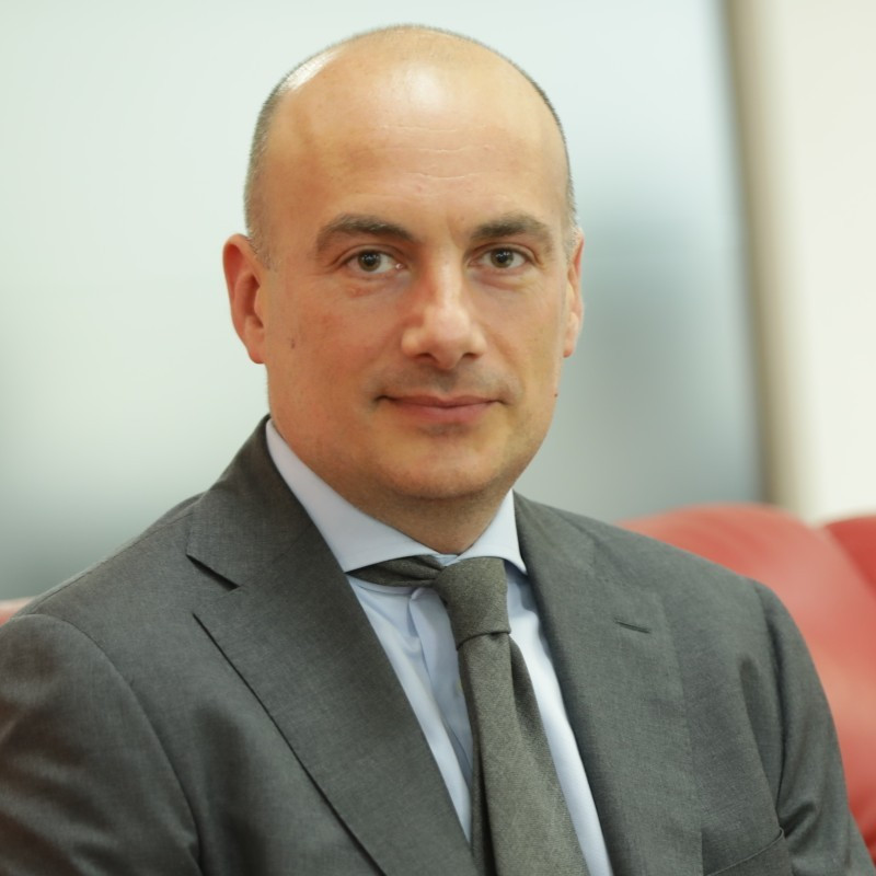 A partire da settembre 2024, Marco Valsecchi assume il ruolo di Amministratore delegato di Synergie Italia, succedendo a Giuseppe Garesio che ha creato e guidato con successo l'azienda per 25 anni.