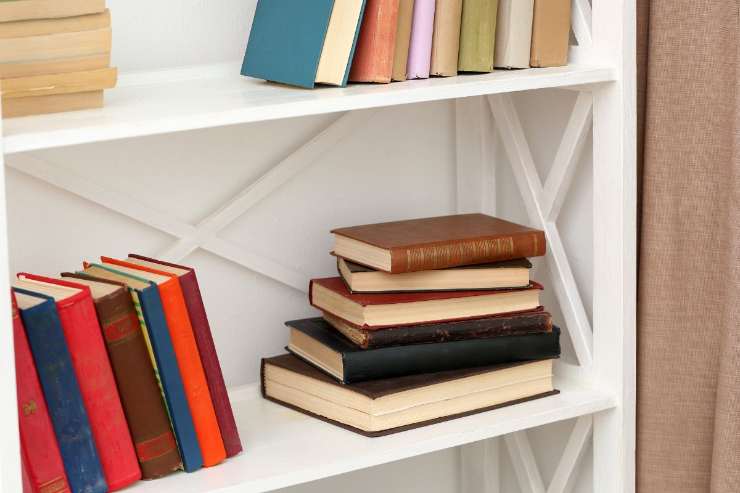libreria con libri in varie posizioni 