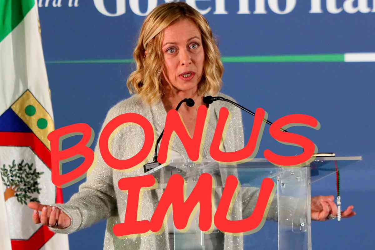 Giorgia Meloni che parla e scritta Bonus imu