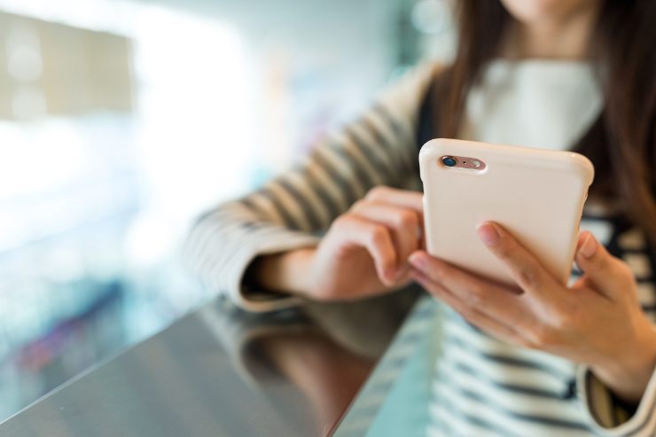 ragazza con smatphone
