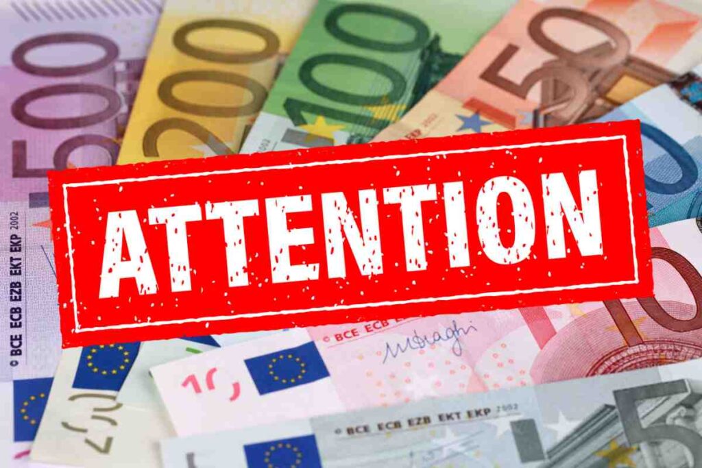 banconote vario taglio e scritta attenzione