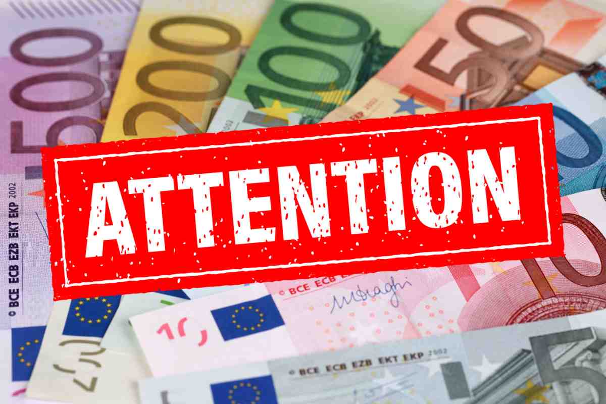 banconote vario taglio e scritta attenzione