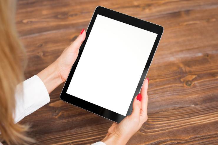 tablet tra le mani di una donna 