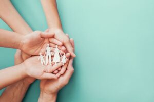 mani e famiglia disegnata