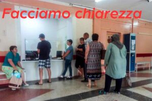 gente in fila e scitta
