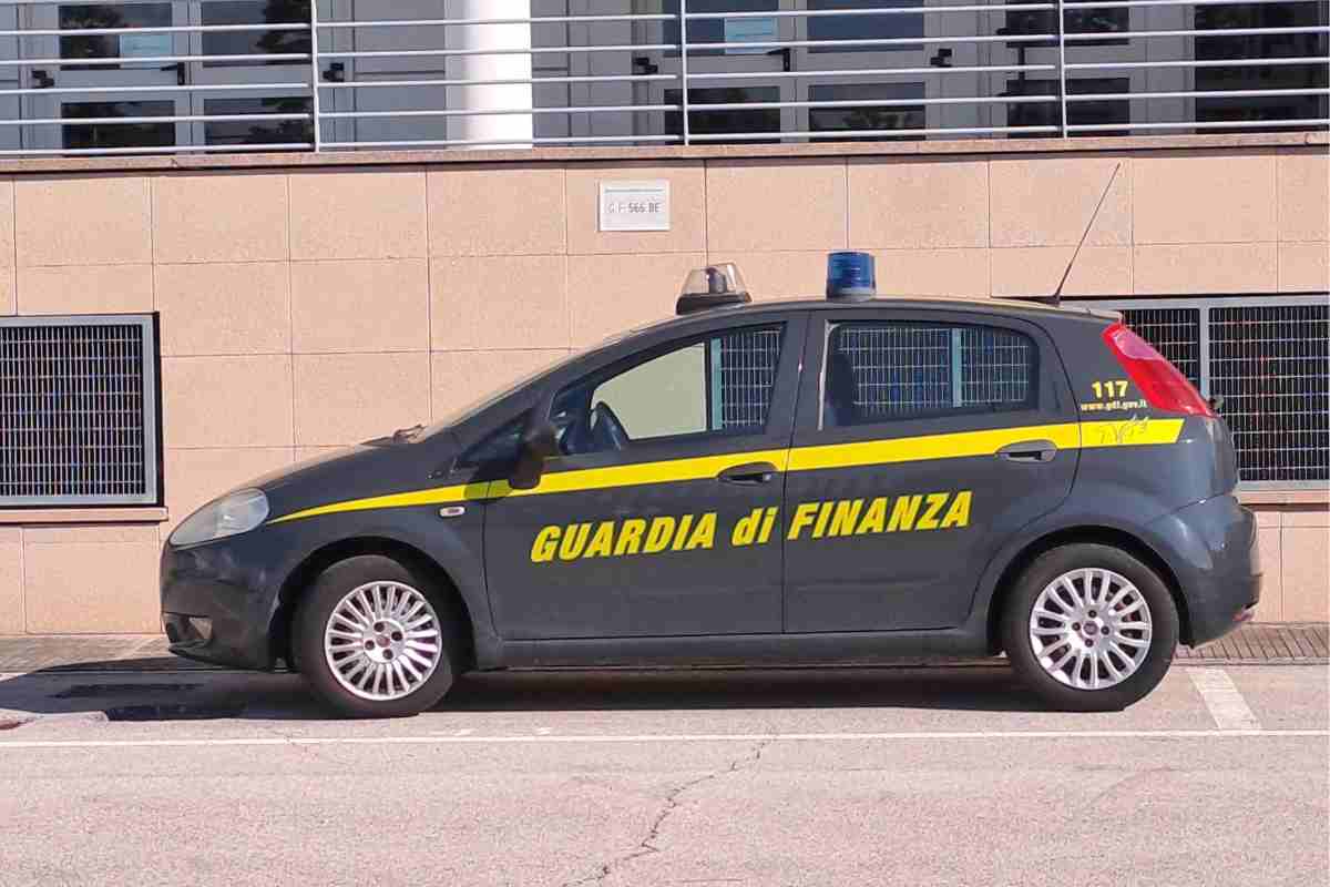 macchina guardi di finanza 