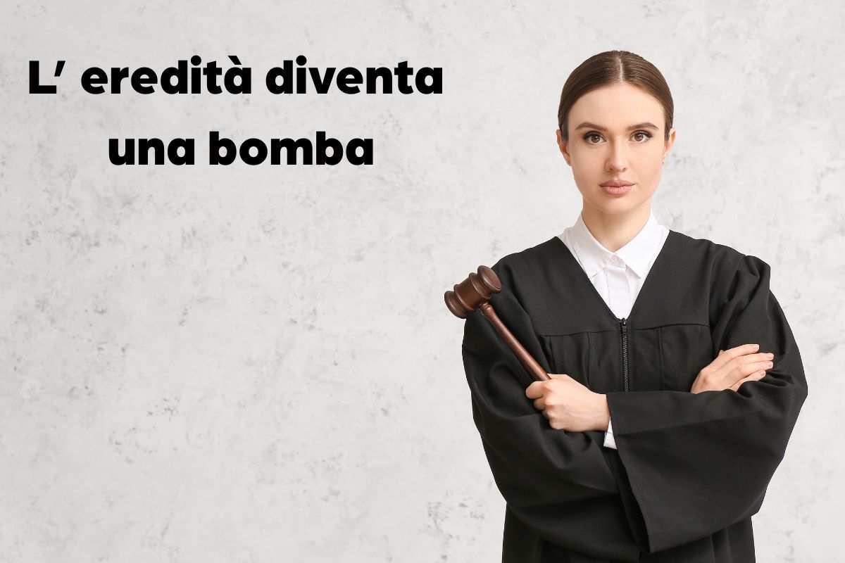 giudice martello e scritta