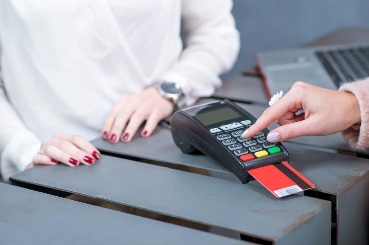 donna che paga con il bancomat 