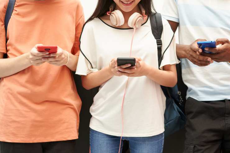 ragazzi al cellulare