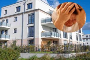 casa e uomo con testa tra le mani