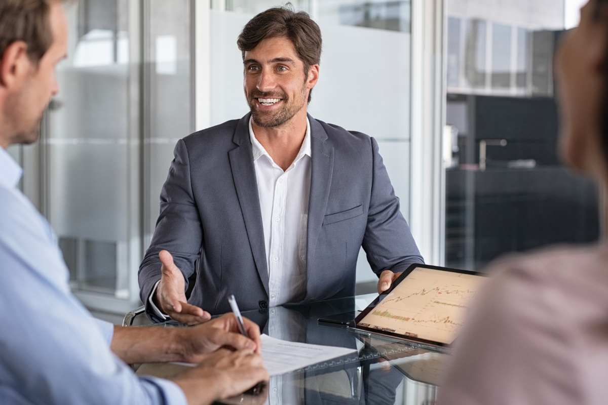 uomo che parla in ufficio con altro