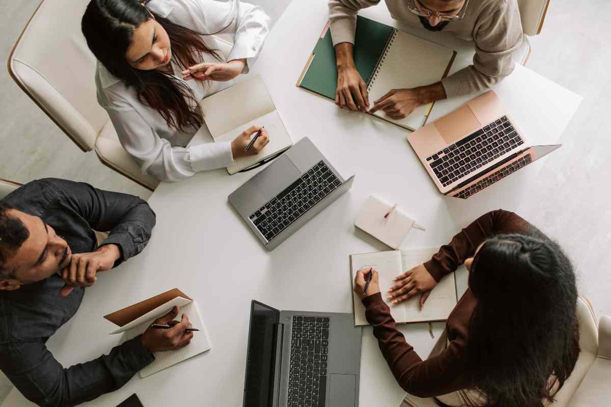 persone attorno ad un tavolo