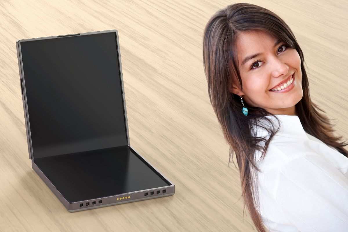 Ragazza sorridente e smatphone pieghevole