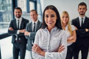 persone in ufficio con le braccia conserte